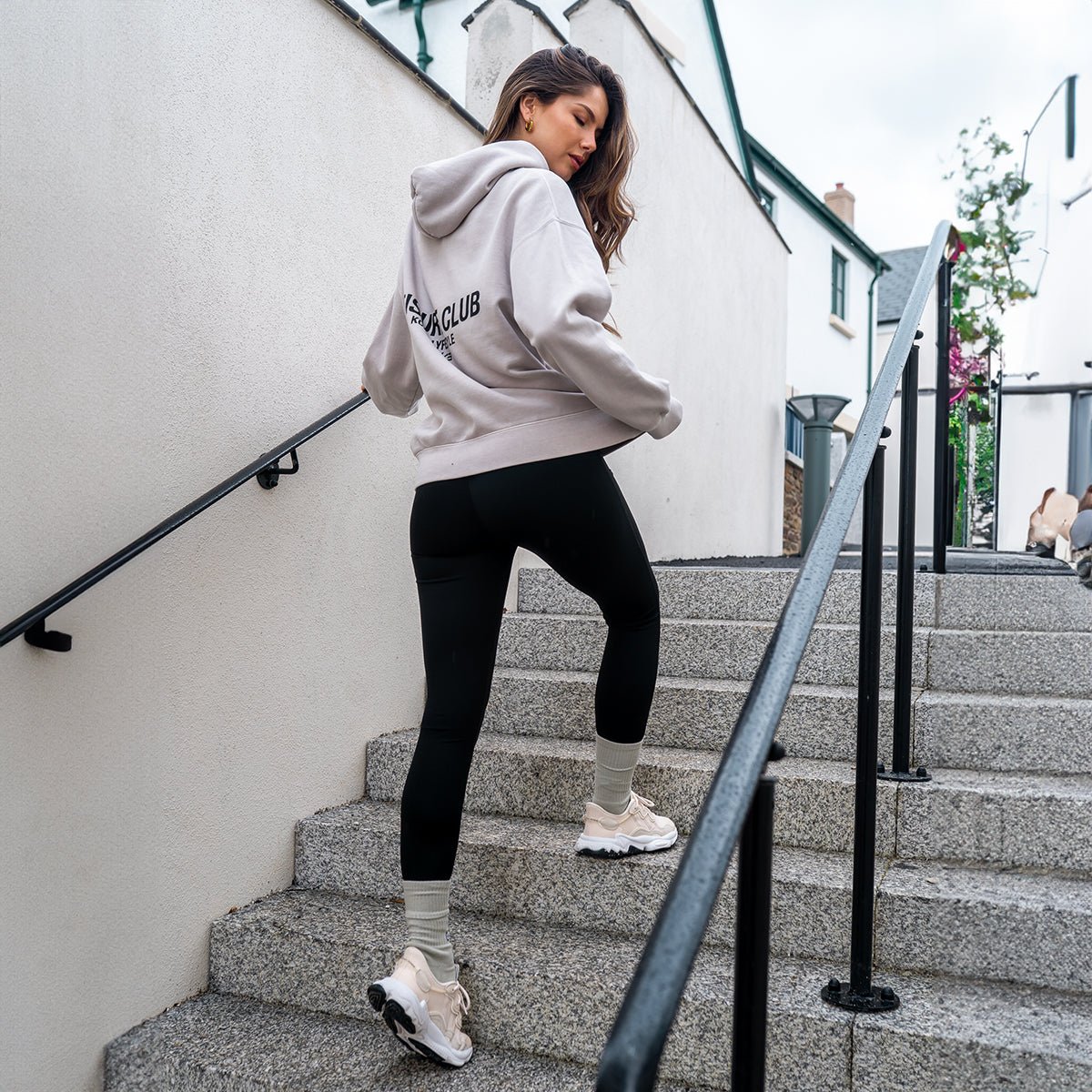 STYLE TIP: HOW TO WEAR CREW SOCKS WITH LEGGINGS - Kecks