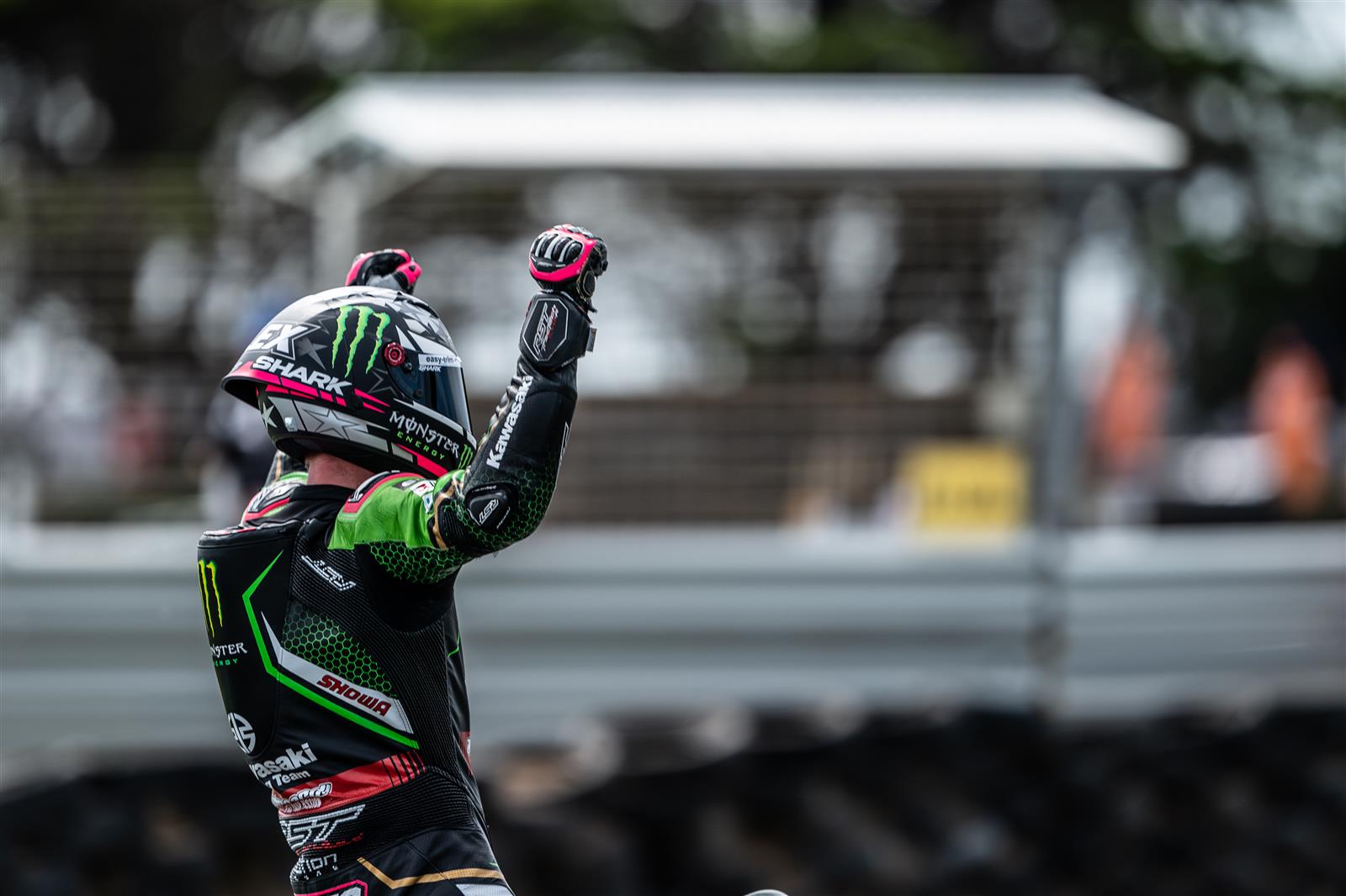ALEX LOWES WINS DOWN UNDER - Kecks